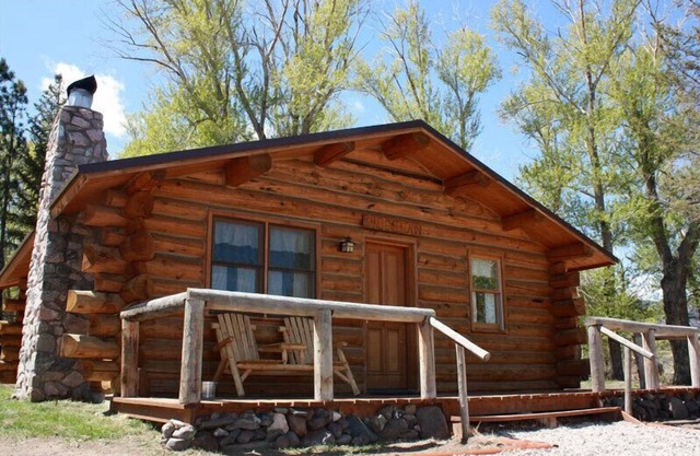 Pintoresco rancho de invitados con acogedora cabaña