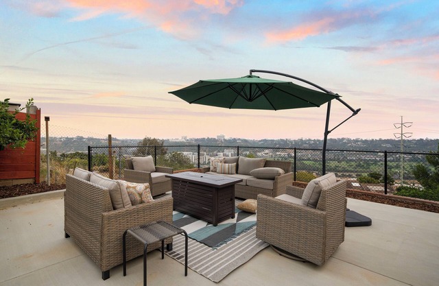 Scenic Oasis: King Bed Suite & Panoramic Views & Ultra Fast Fiber WiFi