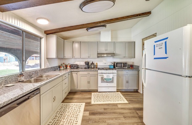 Scenic Perris Rental Home ~ 9 Mi to Lake Elsinore!