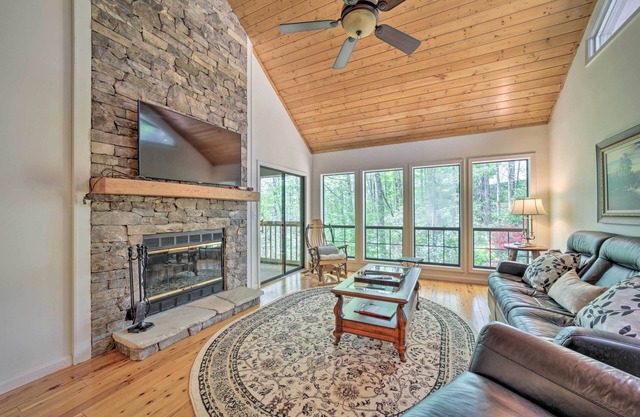 Scenic Sapphire Condo w/ Deck + Gas Grill!