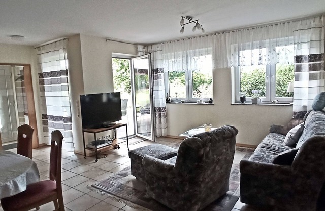 Schöne Ferienwohnung mit Küche, Wohnzimmer, 2 Schlafzimmer, Terrasse und Garten