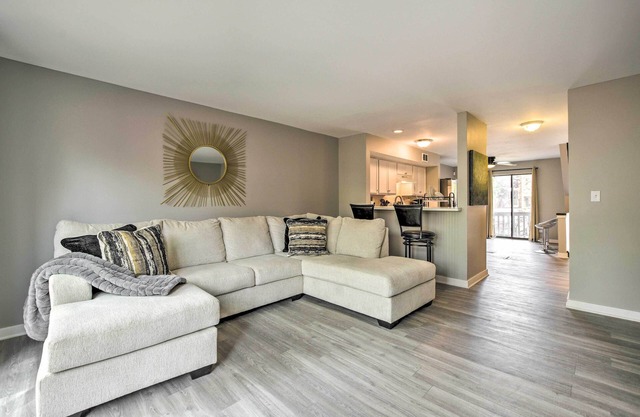 Schaumburg Townhome ~ 30 Miles to Chicago!