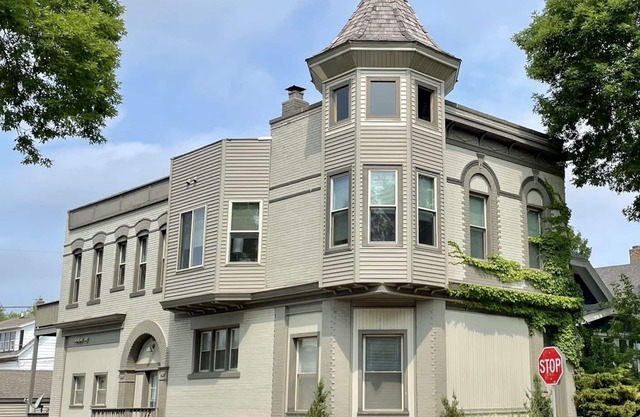 Schlitz Castle: Huge 5BR/4BA Sleeps 12 w/ Double Kitchens & Living Rooms