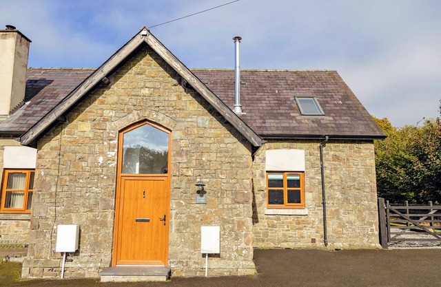 SCHOOL LODGE, pet friendly, with open fire in Llandeilo