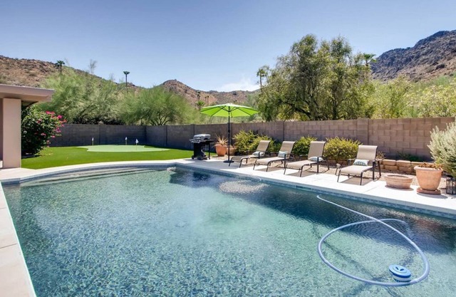 Vistas a la luz de la ciudad cerca del entrenamiento de primavera Béisbol, diversión y compras