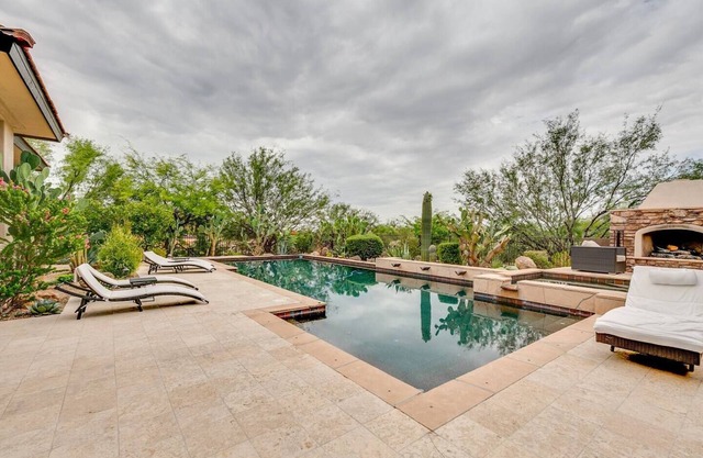 Scottsdale Splendor: 4 BR w/ Pool & Gym!