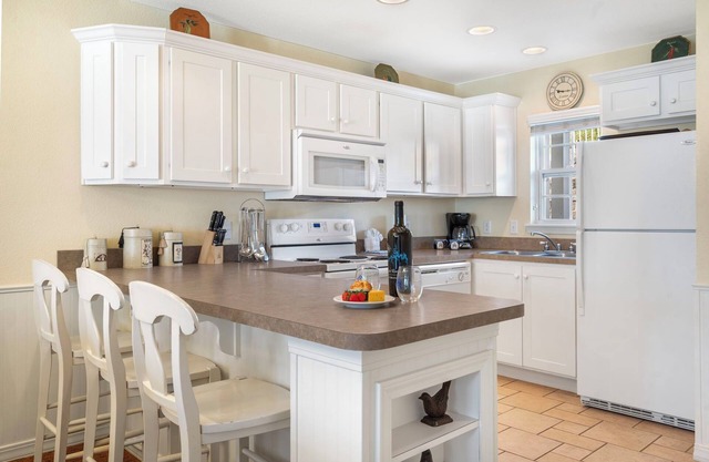 Screened In Porch-Expansive Condo-Outdoor Pool-Table Rock Lake Access-Free Attraction Tickets