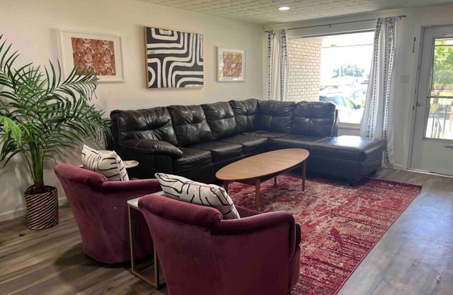 Sculpture Garden Delight (prime location)