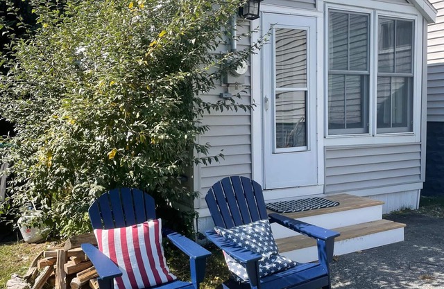 Sea-clusion by the sea! Cozy cottage within step of the beach!