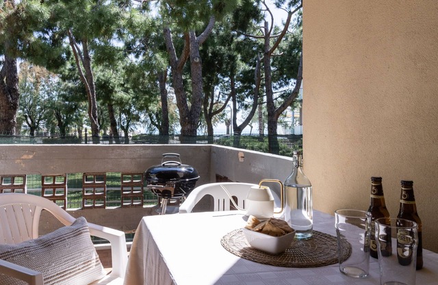 Frente al mar con jardín.