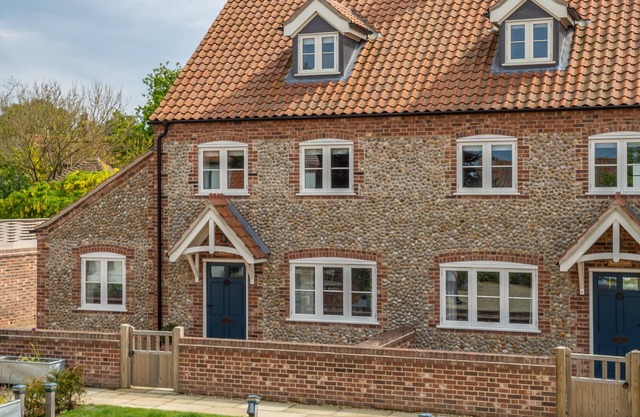 Este bonito final de terraza casa de campo costera tiene unas vistas preciosas al mar.