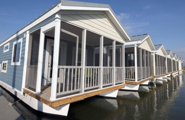 Sea Rocket Houseboat's