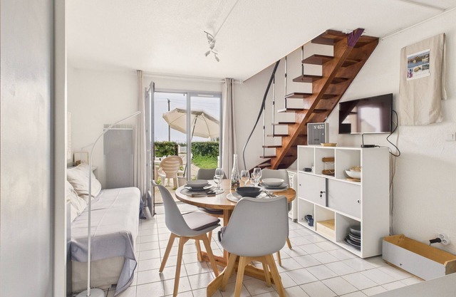 Casa con vistas al mar, piscina y jardín