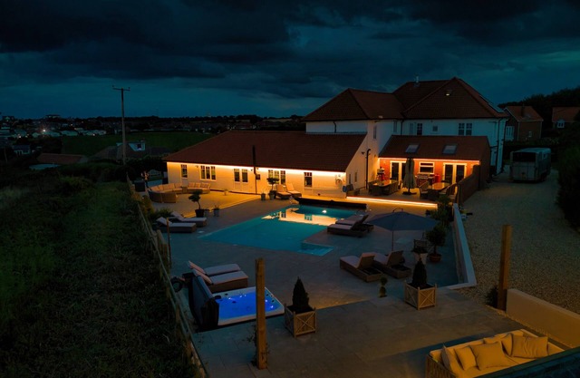 Sea View Manor, sea views , Heated pool, hot tub, overlooking blue flag beach