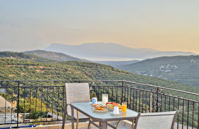 Vista al mar rodeada de naturaleza cretense.