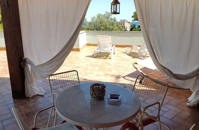 Terraza con vistas al mar y servicios
