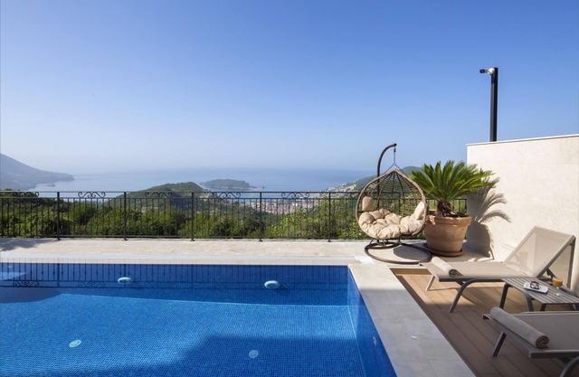 Sea View Villa w Pool and Garden in Budva