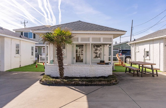 Seabreeze Suite ~ Cottages @ Kure ~ Beach, Fishing, Pool, Walk to Pier