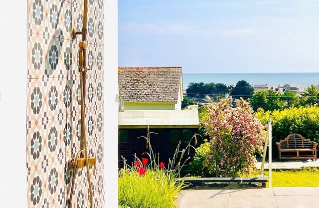 Seafacing Welsh cottage near the beach with stunning views accommodating 8.