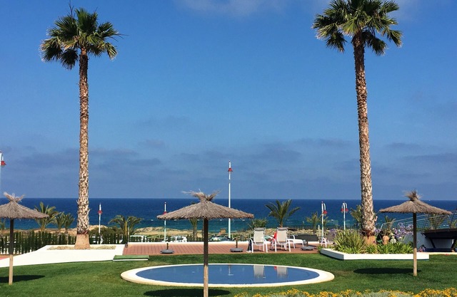 Primera línea de playa con vistas al mar