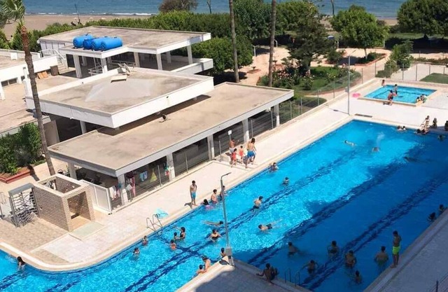 Seafront apartment, free beach and pool.