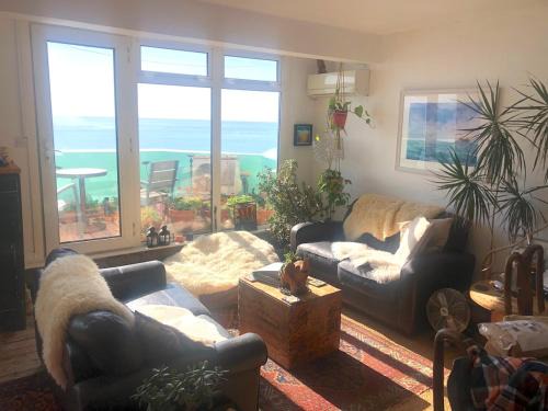 Seafront balcony, lovely spacious relaxing flat