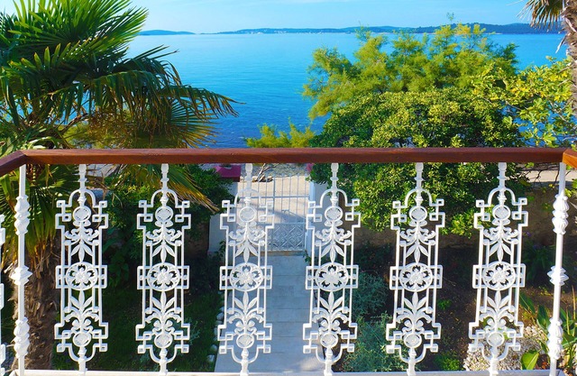 Frente al mar Villa Inés, antigua casa de capitanes, villa frente al mar con piscina privada