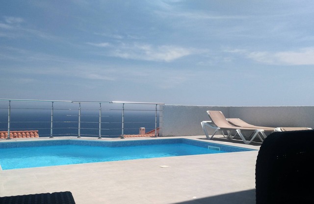Nueva villa de lujo frente al mar. privado, aire acondicionado. terraza