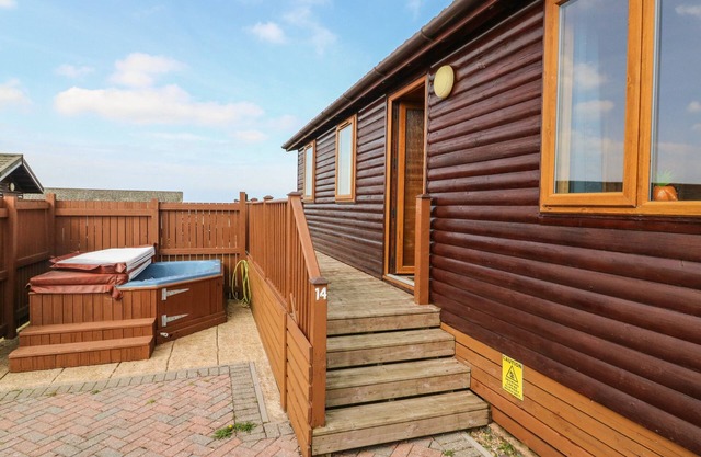 SEASCAPE RETREAT, pet friendly, with hot tub in Ilfracombe