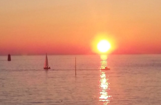 Seaside, bright house, WiFi, large garden.