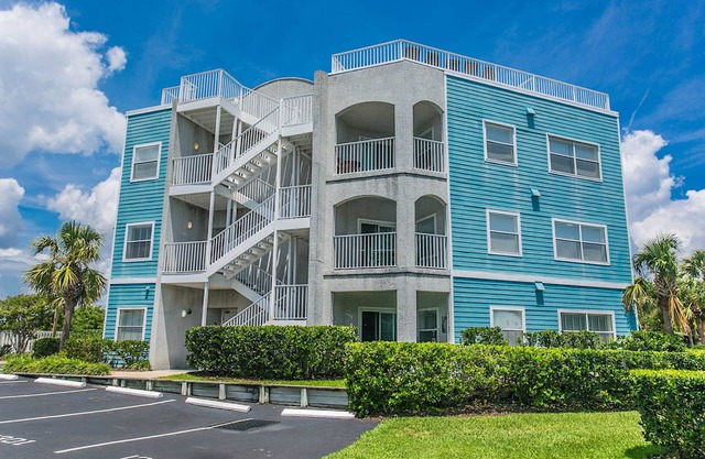 Seaside Haven: Stylish Condo, Garden Views