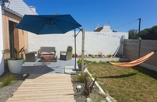 Seaside house... the sea on both sides of the street... ideal for the ballades