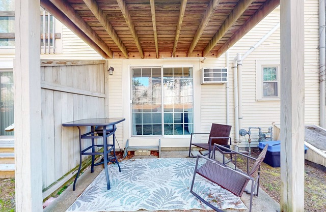 Seaside Serenity: Cozy retreat at Marina Bay condo complex in West Dennis