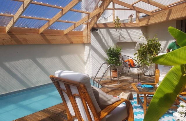 villa junto al mar con piscina