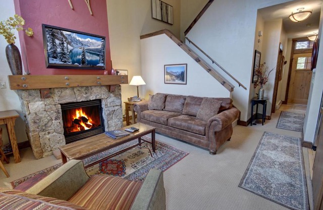 Seasons 1860 by SummitCove Lodging