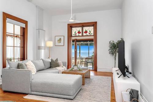 Seavista on the Esplanade - Sunlit Beachfront Escape