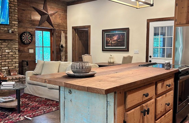 Secluded 2 Bedroom Cabin 12 miles from the Square and Ole Miss Campus