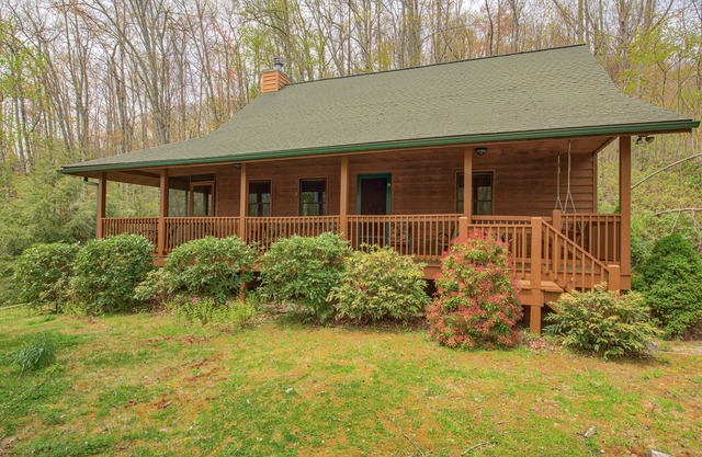 Cabaña aislada de 2 dormitorios y 2 baños, vistas glamorosas, bañera de hidromasaje, hoguera, WIFI