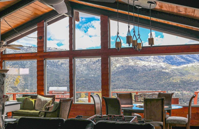 Secluded and scenic Bass Lake/Yosemite area cabin with decks, grill & fireplace