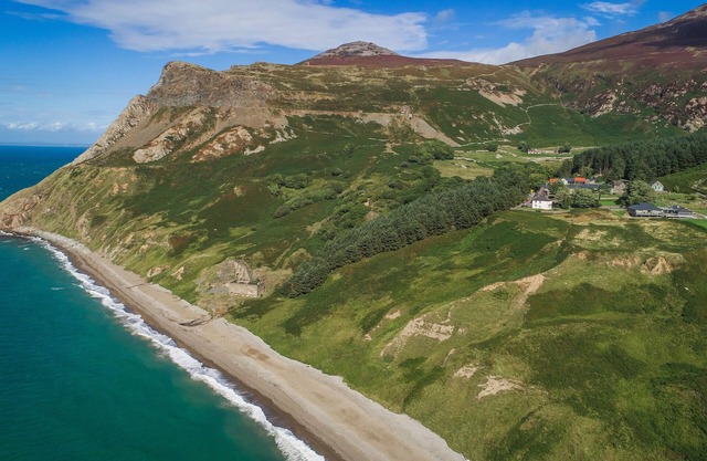 Secluded and tranquil retreat between mountain and sea Encil diarffordd, tawel