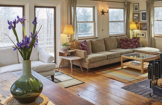 Aislado Berkshire Getaway Home 7 acres con acceso al lago Otis