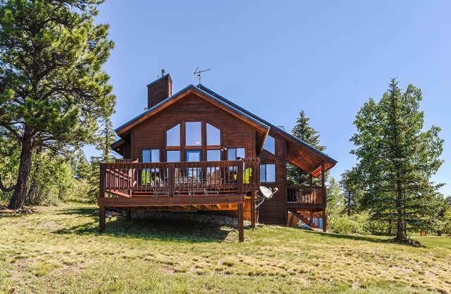 Cabaña aislada cerca de lagos con un fantástico espacio al aire libre y comodidades modernas.