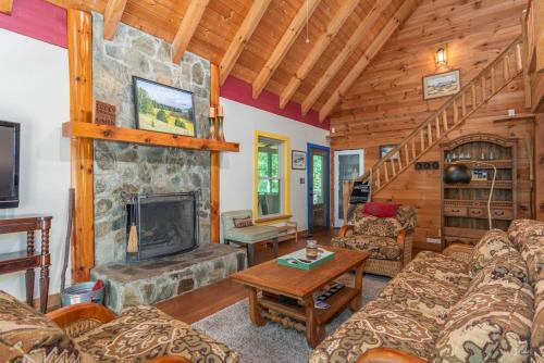 Secluded Cabin with Quality Furnishing and Hot Tub