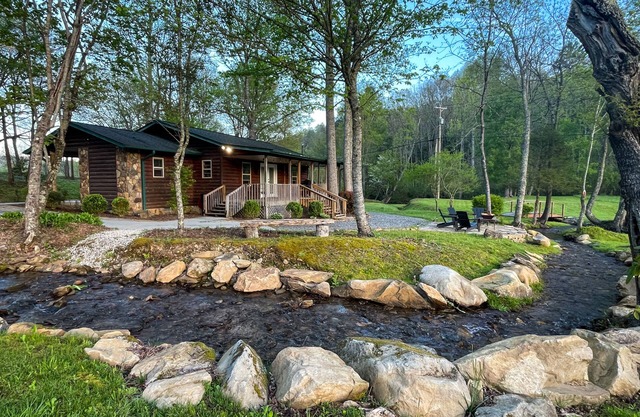 Secluded Creekfront Cabin Mountain Views. Easy Access for Cars/Cycles Near TOTD