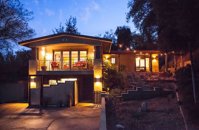 Escondite aislado en los árboles ...