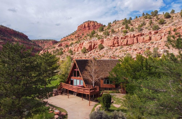 Secluded Kanab Cabin | Hot Tub + Red Rock Views