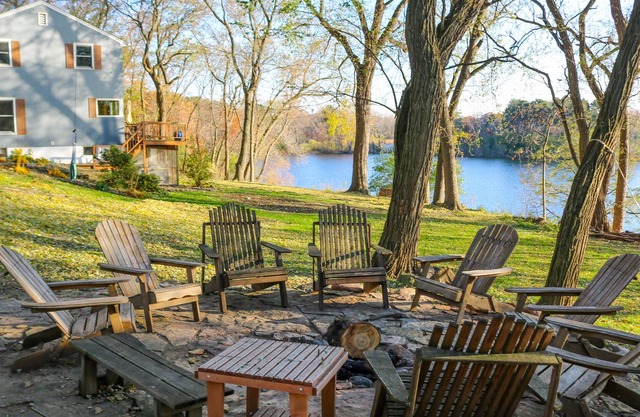 Aislado Retiro Lago hogar con Jacuzzi y la hoguera,