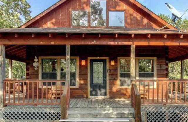 Cabaña de madera aislada, cima de la montaña, bañera de hidromasaje, mesa de billar, a 5 millas del centro
