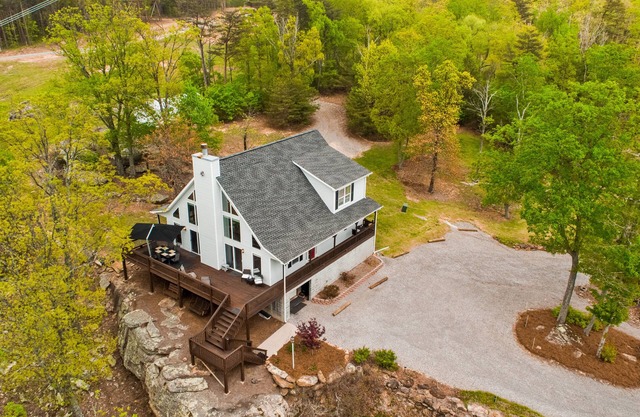 Secluded Mountain House on 12 acres w/ Pond! 20 min to downtown Chattanooga!