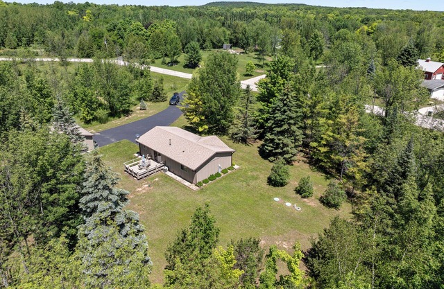 Secluded Northern Door home w/ Trails, Fire Pit, near The Clearing Folk School